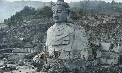 Cận cảnh thi công tượng Phật khổng lồ ở Đà Nẵng, gần 10 năm chưa hoàn thành