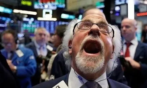 Phiên 18/12: Khối ngoại bán ròng mạnh tay gần 900 tỷ đồng, một cổ phiếu bất động sản bị xả đột biến