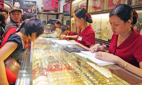 Vàng miếng 'một mình một chợ'