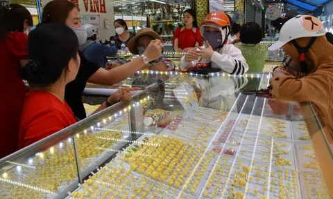 Giá vàng hôm nay 21-12: Neo ở vùng đỉnh, vẫn được dự báo tăng tiếp