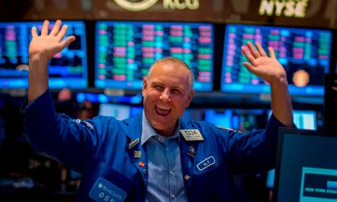 Khối ngoại "tung" gần 500 tỷ mua ròng phiên VN-Index tăng mạnh nhất châu Á, cổ phiếu nào được gom nhiều nhất?