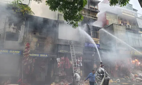 Hà Nội: Cháy nhà trên phố Hàng Mã ngày cuối năm, 1 người bị thương