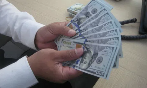 Mua - bán USD trái phép bị phạt tới 100 triệu đồng, giao dịch thế nào cho đúng?