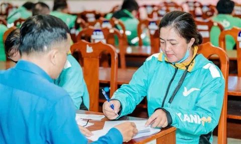 Tin vui đầu năm cho bác tài xe ôm công nghệ mua xe máy điện VinFast: Chú ý!