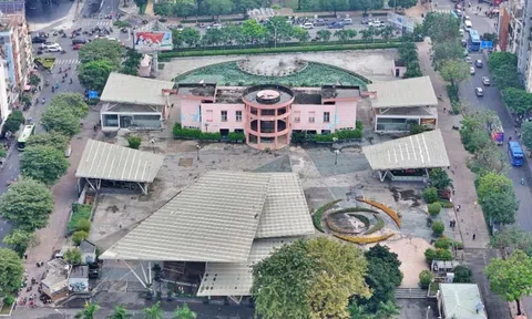 Cận cảnh sân khấu Sen Hồng trước ngày thành bãi giữ xe metro