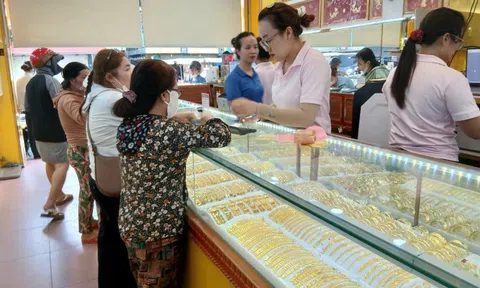 Giá vàng hôm nay 5-1: Giá vàng thế giới tăng vọt