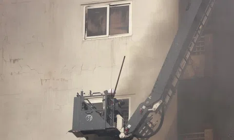 Hà Nội: Ngôi nhà cao tầng trên phố Lê Lợi bốc cháy ngùn ngụt, có người mắc kẹt