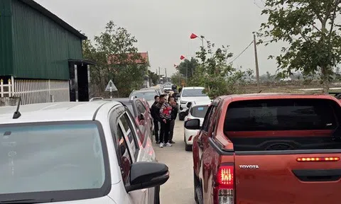 Ô tô đậu kín đường làng "săn đất" sau khi có thông tin quy hoạch khu công nghiệp