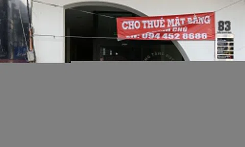 Hàng quán chật vật bám trụ mặt đường TP.HCM