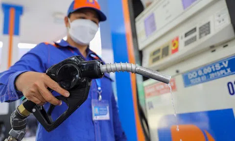 Giá xăng lên gần 19.000 đồng/lít