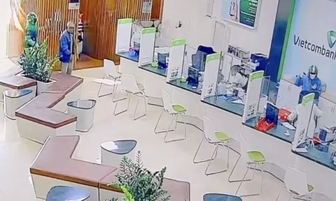 CLIP: Vừa xảy ra vụ cướp ngân hàng táo tợn tại Gia Lai