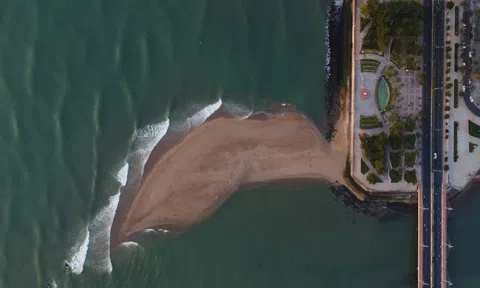 Nha Trang xuất hiện cồn cát độc lạ hình cá heo