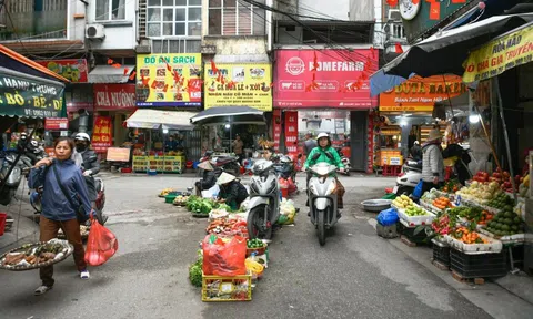 Bỏ chục tỷ đồng mua nhà, sống khổ giữa nhan nhản chợ cóc, quán ăn