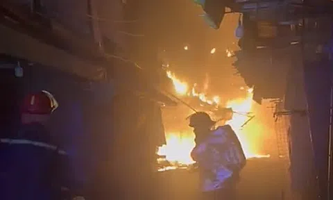 Cháy nhiều căn nhà ở phường Bình Đông- TPHCM lúc rạng sáng