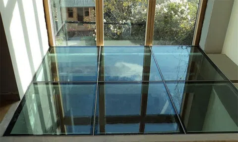 Có nên dùng kính cường lực thay thế sàn bê tông?