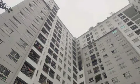 Cháy tại tầng 9 tòa chung cư ở Hà Nội