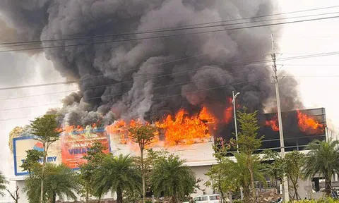 Cháy lớn tại cụm công nghiệp ở Ninh Bình, cột khói bốc cao hàng chục mét