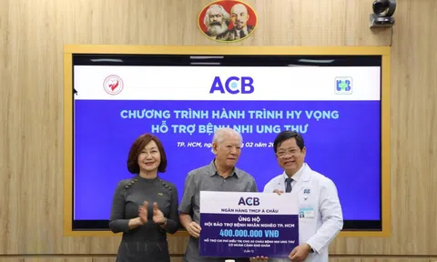 Nối dài Hành Trình Hy Vọng, ACB trao 400 triệu hỗ trợ bệnh nhi ung thư