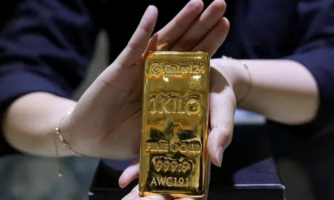 Ngày 29 Tết (16/2): Giá vàng thế giới có "diễn biến lạ"; vàng miếng SJC, vàng nhẫn tiếp tục neo cao