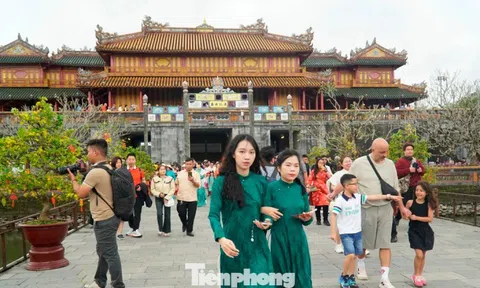 Du khách ùn ùn ‘xông đất’ Đại nội Huế