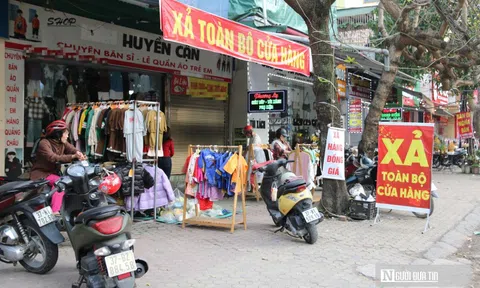 Cửa hàng thời trang đồng loạt giảm giá sâu, người dân vẫn dè dặt sắm Tết