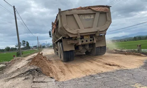 Yêu cầu siết chặt xe chở đất thi công sân bay Phù Cát vì cày nát tuyến ĐT 638