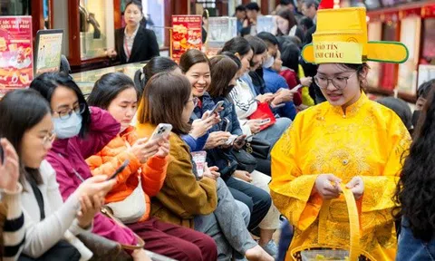 Con phố Hà Nội đông nghẹt chưa từng thấy ngày mùng 8 Tết: Chuyện gì đang xảy ra?