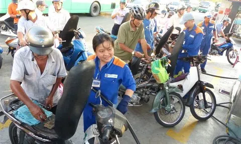 Giá xăng tăng mạnh gần 1.000 đồng/lít