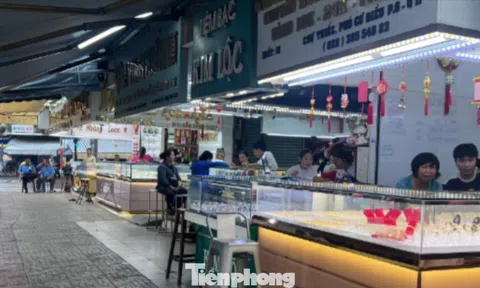 'Phố vàng bạc' sầm uất bỗng dưng vắng tanh vắng ngắt ngày Vía Thần tài