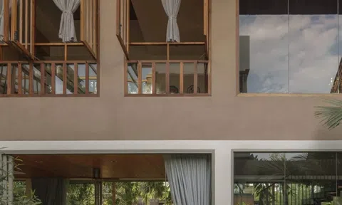 Nhà 2 tầng bằng gỗ và kính tổ chức không gian quanh hồ nước