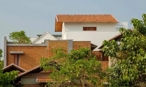 Không gian chữa lành cho gia đình trẻ với gạch mộc và ánh sáng tự nhiên