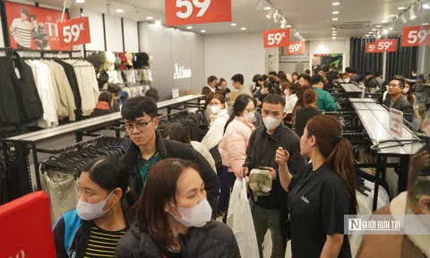 Biển người đổ về các "phố thời trang" tại Hà Nội những ngày cận Tết