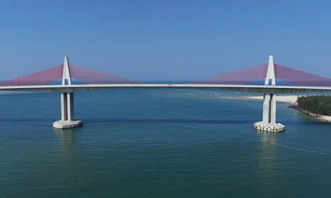 Cận cảnh cầu vượt biển dài nhất miền Trung đang chờ thông xe ở Huế