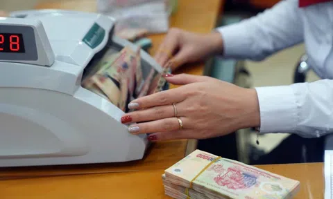 Trong biến động, tiết kiệm là “hầm trú ẩn” an toàn được ưa thích