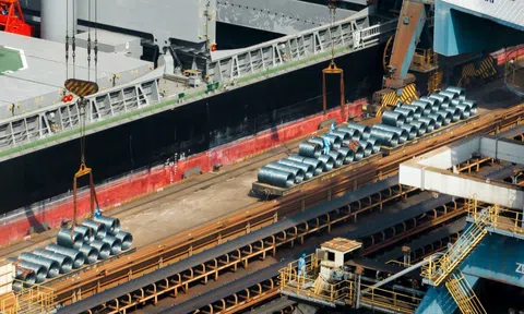 Kỷ lục 25.000 tấn thép xuất hành đầu xuân, nhà máy Hòa Phát 'đỏ lửa' xuyên Tết