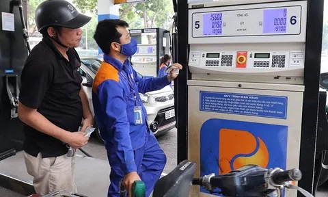 Giá xăng giảm, dầu tăng ngay phiên điều hành đầu năm