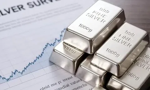 Một thế lực bán gần 140 tấn bạc trong một ngày