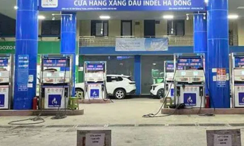Một cửa hàng xăng dầu ở Hà Nội treo biển hết hàng, bất ngờ với lý do