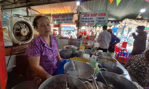 Chủ sạp chè hơn 50 năm ở chợ Tân Định tiết lộ lý do giữ giá bán nhiều năm