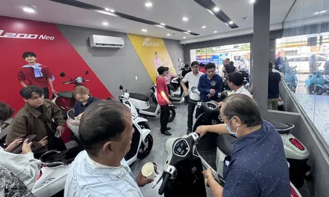 Người dân xếp hàng bốc số mua xe máy điện khi giá xăng tăng vọt, cửa hàng quá tải