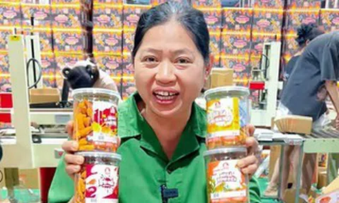 Người phụ nữ bán đồ ăn vặt, thu gần 230 tỉ đồng chỉ trong 1 năm