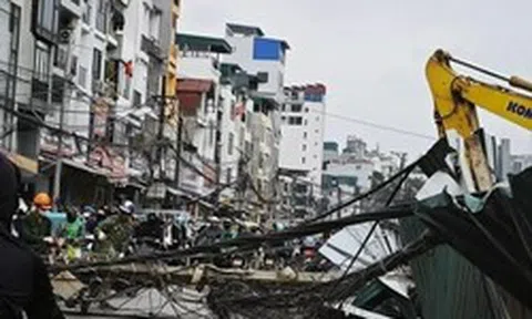 Hà Nội: Cột điện bất ngờ đổ chắn ngang đường La Thành