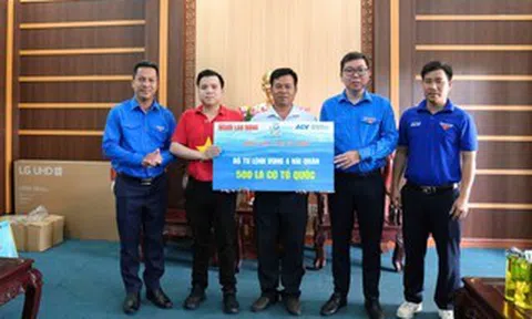Báo Người Lao Động và ACV trao nhiều phần quà ý nghĩa đến Vùng 4 Hải Quân