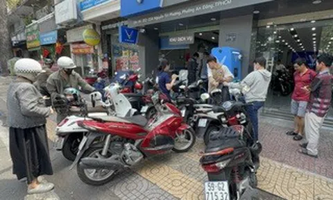 Đua nhau đi xem và mua xe máy điện trong ngày cuối tuần ở TPHCM