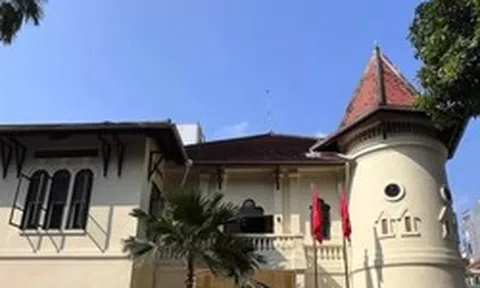 Lâu đài gần 100 tuổi giữa phố ở TPHCM bất ngờ gây sốt