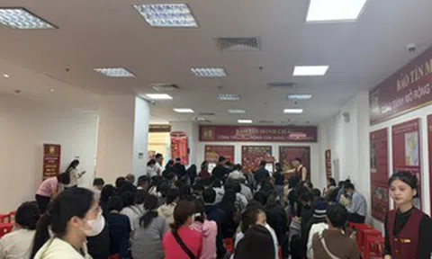 Bảo Tín Minh Châu mở cửa trở lại, giá vàng niêm yết giảm, khách hàng chờ hàng dài giao dịch