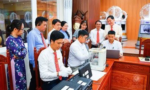 Xổ số Cần Thơ kiểm tra các quả banh quay số để khẳng định tính minh bạch