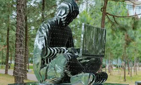 Tượng “cha đẻ” Bitcoin xuất hiện tại Trường Đại học FPT