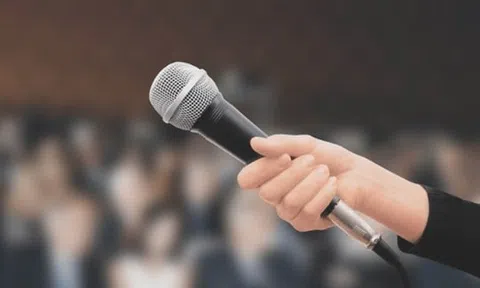 Khi doanh nhân cầm micro