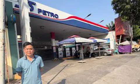 Đầu tư chứng khoán thất bại rồi làm liều với người bán vé số khuyết tật